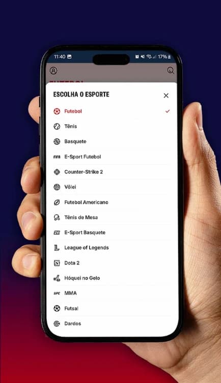 Smartphone exibindo o aplicativo Superbet com apostas em esportes como futebol, tênis, basquete e eSports.